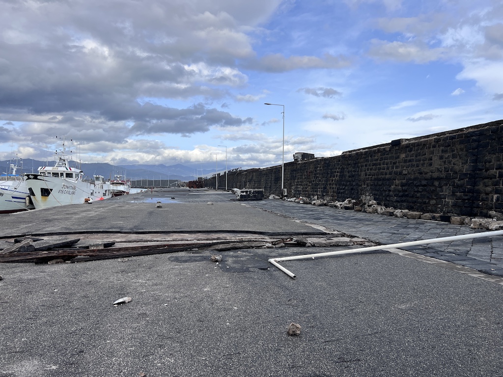 Riposto, gravissimi danni al Molo foraneo dopo il ciclone Harry. Vasta: “Sarà dichiarato inagibile, servono subito risorse”