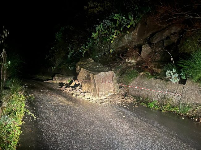 Riaperta a senso unico alternato la strada Montalbano–Braidi dopo la caduta di un masso