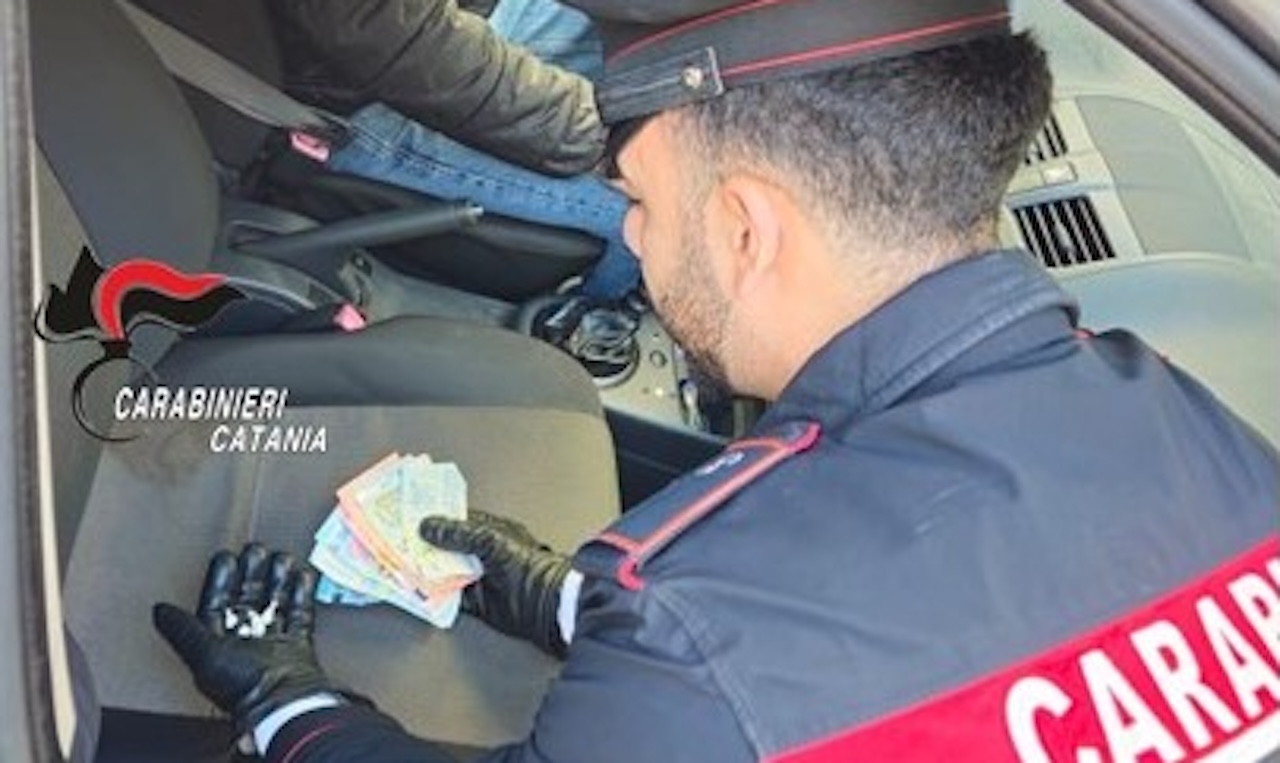 Inseguimento ad Acireale, pusher tenta la fuga inutilmente