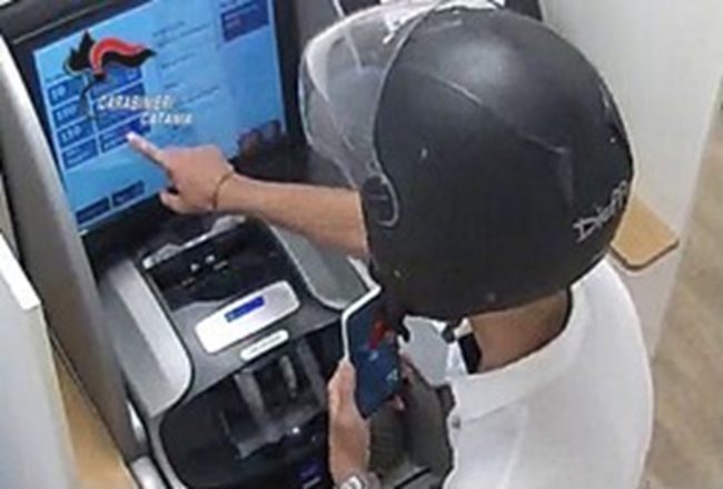 Truffe del “finto carabiniere” a Sant’Agata Li Battiati e Tremestieri Etneo: 18enne arrestato