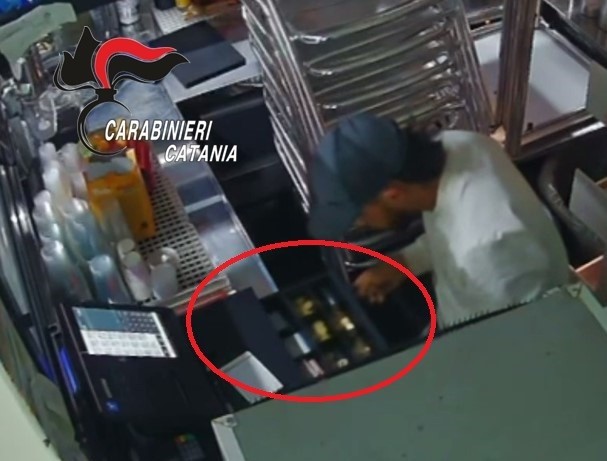 Gravina di Catania, “notte brava” in area di servizio: due giovani denunciati