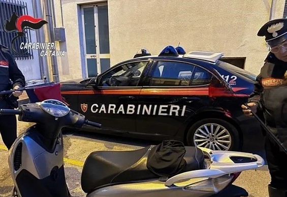 Paternò, scooter “fantasma” in strada: telaio abraso e targa assente Paternò, scooter “fantasma” in strada: telaio abraso e targa assente