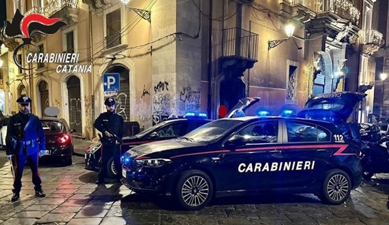 Rapina impropria a Catania, straniero ferisce cassiere per una birra e una lattina di thè