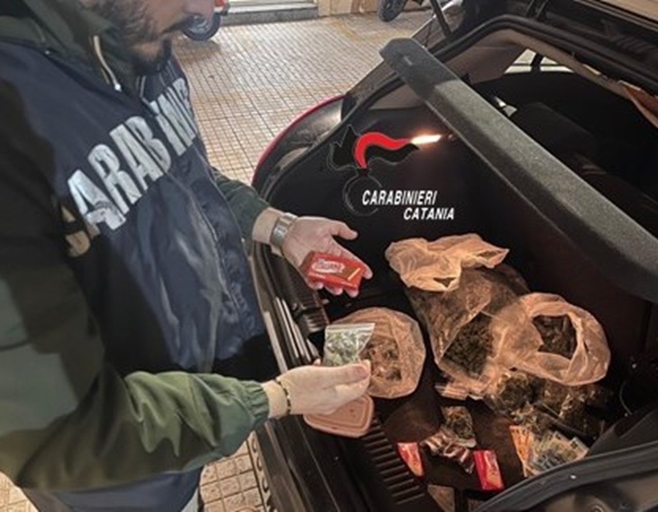 Picanello, spaccio “a chilometro zero”: rifornimento dall’auto sotto casa e oltre un chilo di droga sequestrato