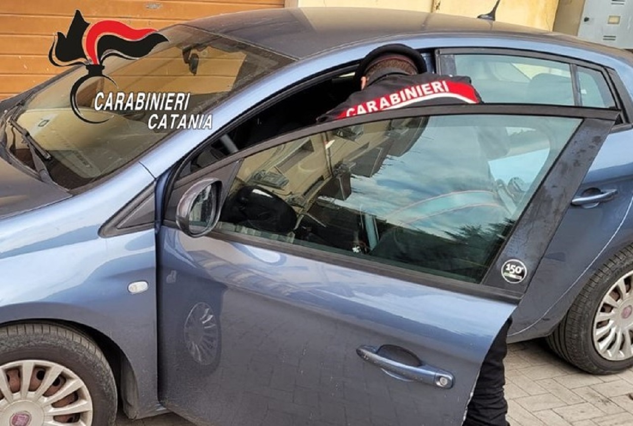 Cacciaviti, chiavi e forbici: così un 35enne girava per Tremestieri Etneo in cerca di auto da rubare