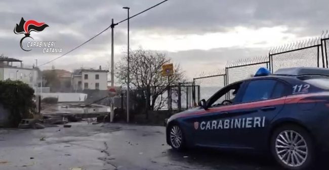 Catania, inseguimento in pieno maltempo: automobilista senza patente bloccato dai Carabinieri