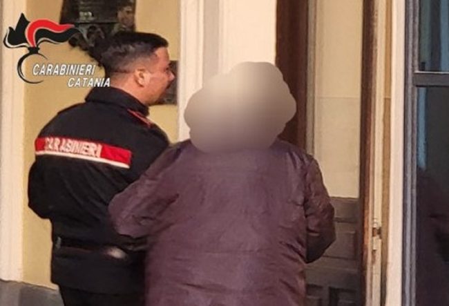 Riposto, 41enne picchia e spintona il padre anziano per soldi