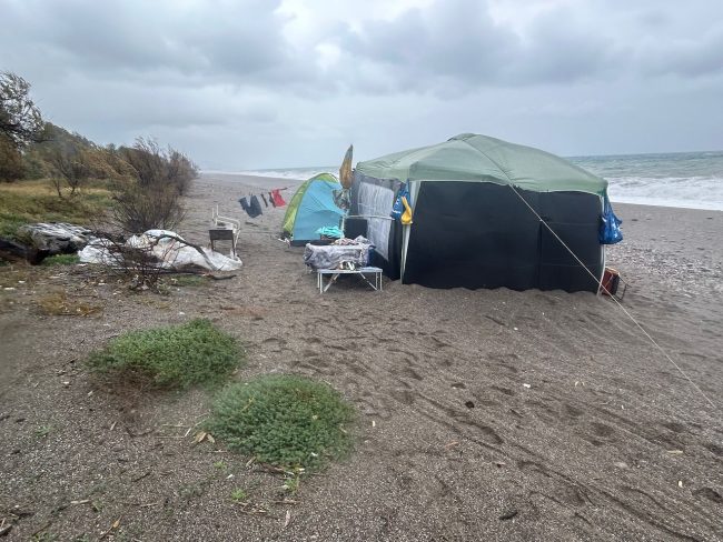 Marina di Cottone, una tenda in spiaggia tra pioggia ed evacuazioni: si cerca la famiglia