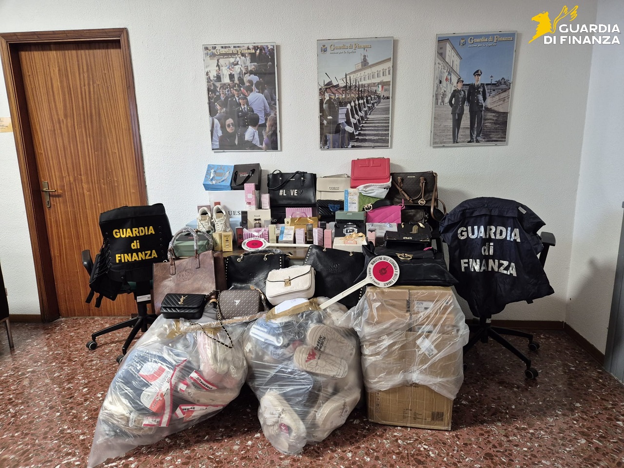 Vendevano merce falsa in live social: la finanza entra durante la diretta