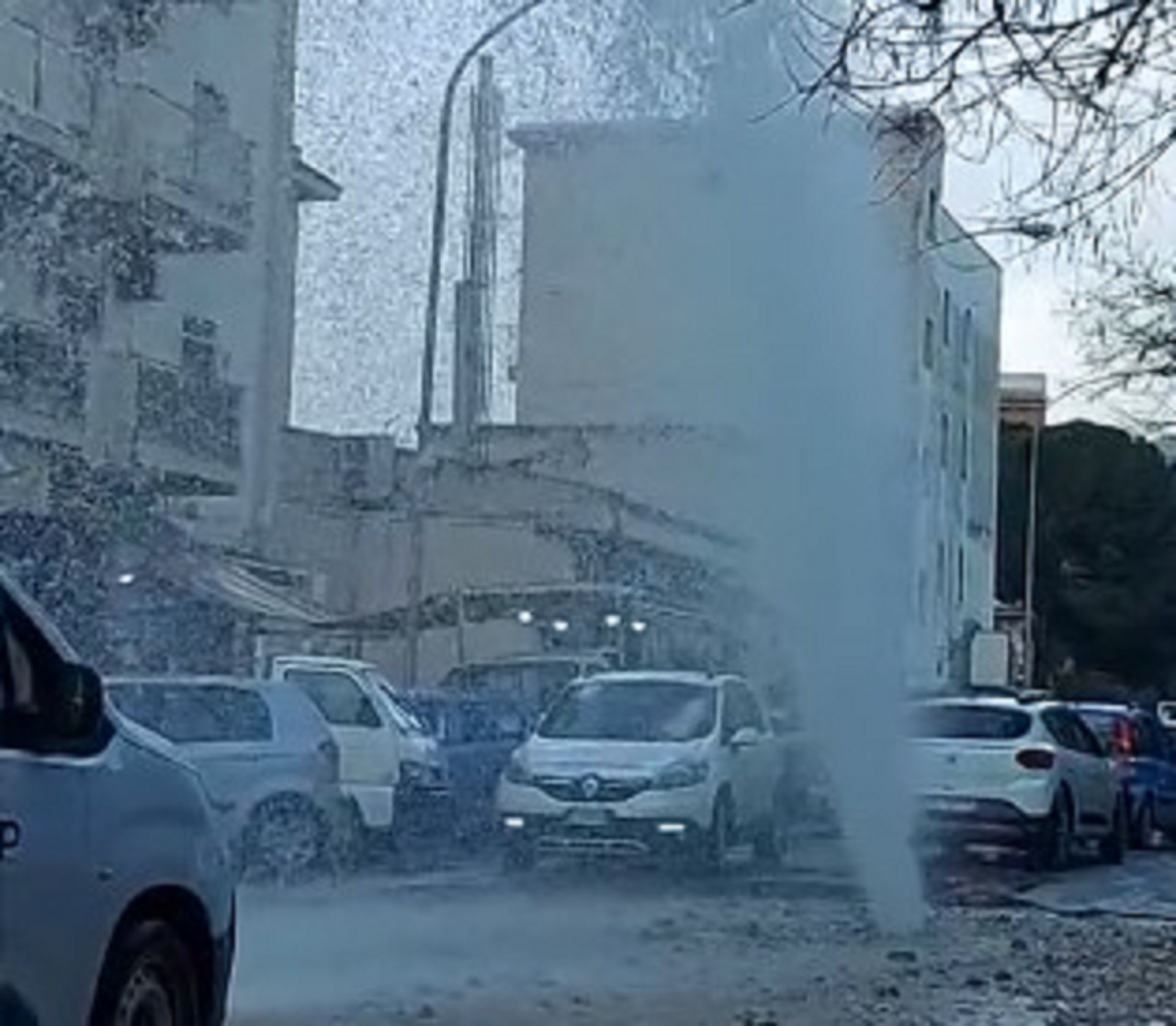A Palermo esplodono tombini: la “cascata” lungo via Terranova