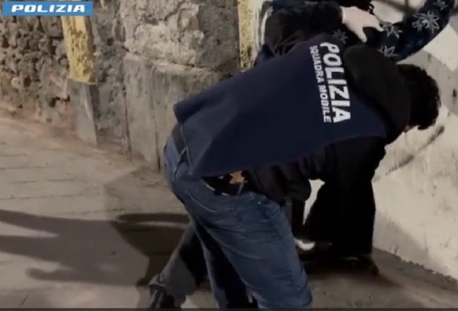 Operazione “Safe Zone 2”, colpo allo spaccio a Catania. Otto misure cautelari: nel mirino i presunti fornitori della piazza di San Berillo