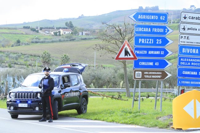 Lercara Friddi, aggredisce compagna e suocero davanti alla figlia: arrestato 25enne