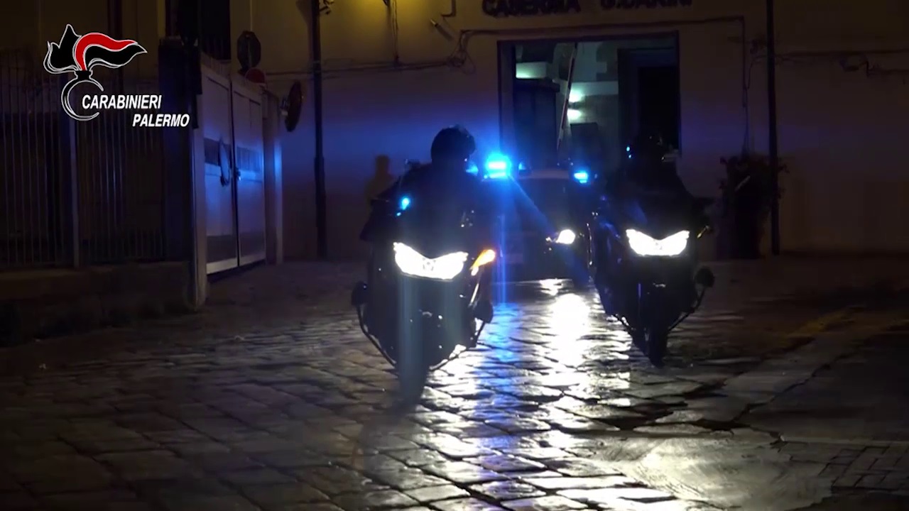 Palermo, rubano un’auto e danneggiano vetture di servizio dei carabinieri: arrestati due 16enni