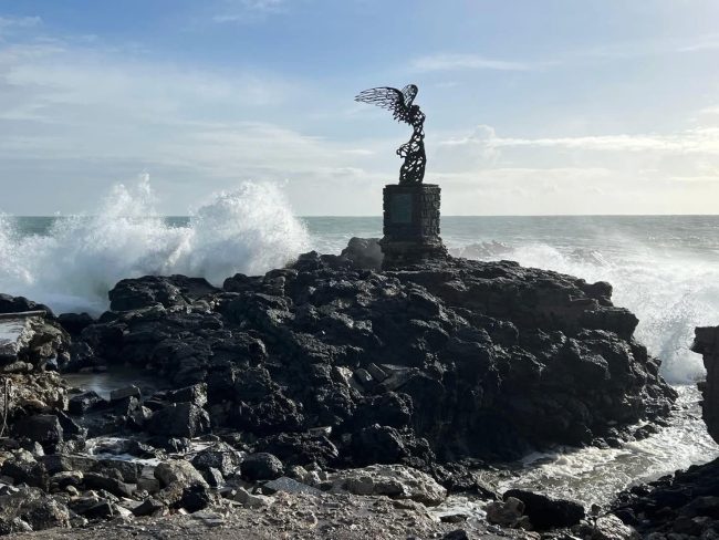 La Nike di Giardini Naxos resiste alla tempesta: il simbolo di una Sicilia che si rialza