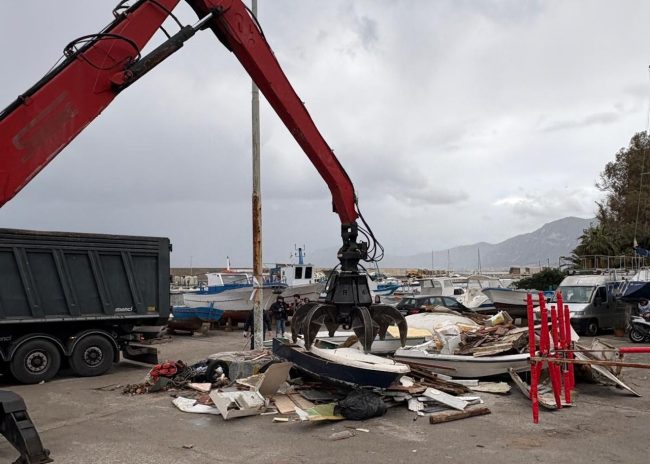Porticciolo dell’Arenella, al lavoro per la ripresa dopo il ciclone Harry