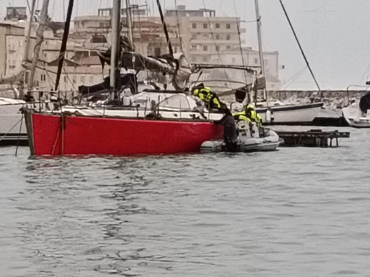 Maltempo, soccorso al porto piccolo di Siracusa: barca a vela in difficoltà salvata dai Vigili del Fuoco Maltempo, soccorso al porto piccolo di Siracusa: barca a vela in difficoltà salvata dai Vigili del Fuoco