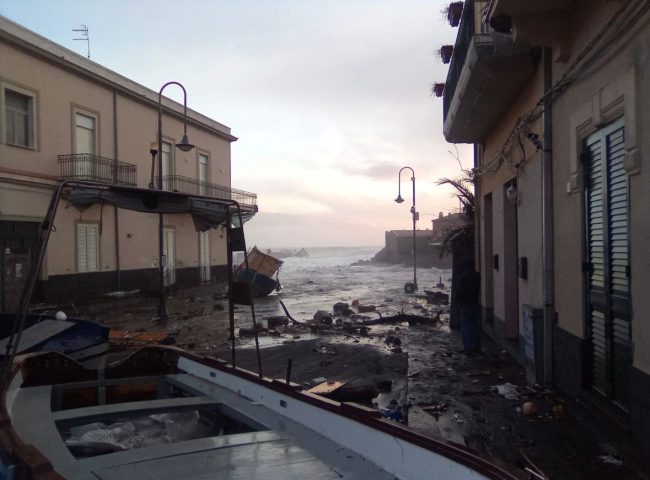 Maltempo Acireale, il sindaco nei borghi colpiti: «Le chiusure hanno salvato vite umane»