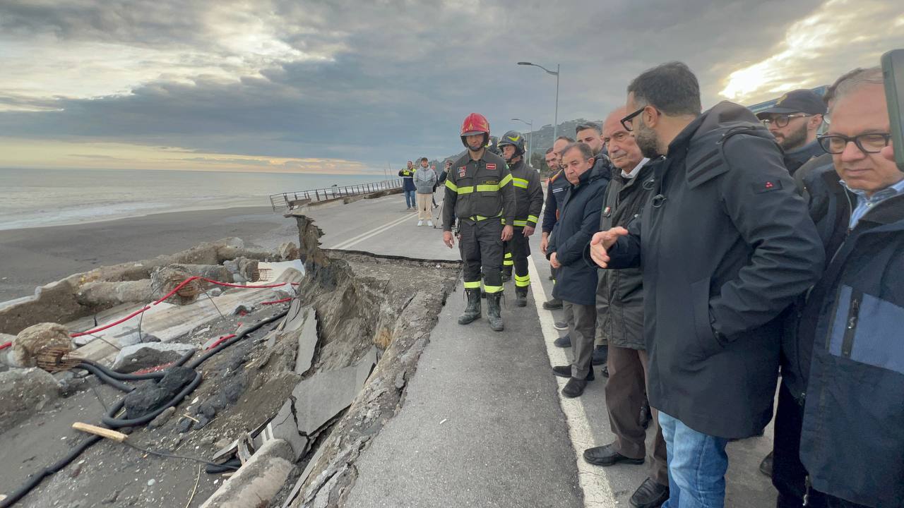 Maltempo sulla costa ionica messinese, Schifani sul posto: “Situazione grave, non faremo mancare risorse e sostegno”