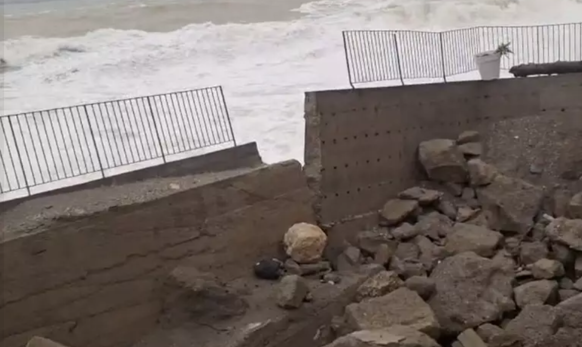 Maltempo a Taormina, cede il muro della piazza a Mazzeo: ipotesi evacuazione del borgo