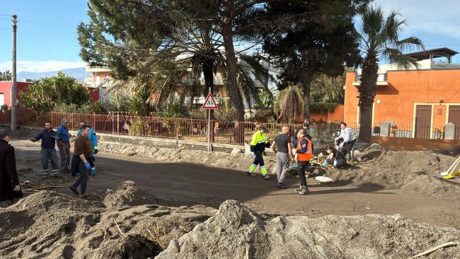 Danni ciclone Harry, a Fondachello volontari riqualificano piazza Cristoforo Colombo