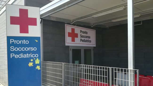 Catania, tenta di soffocare la figlia di cinque mesi: salvata dai carabinieri