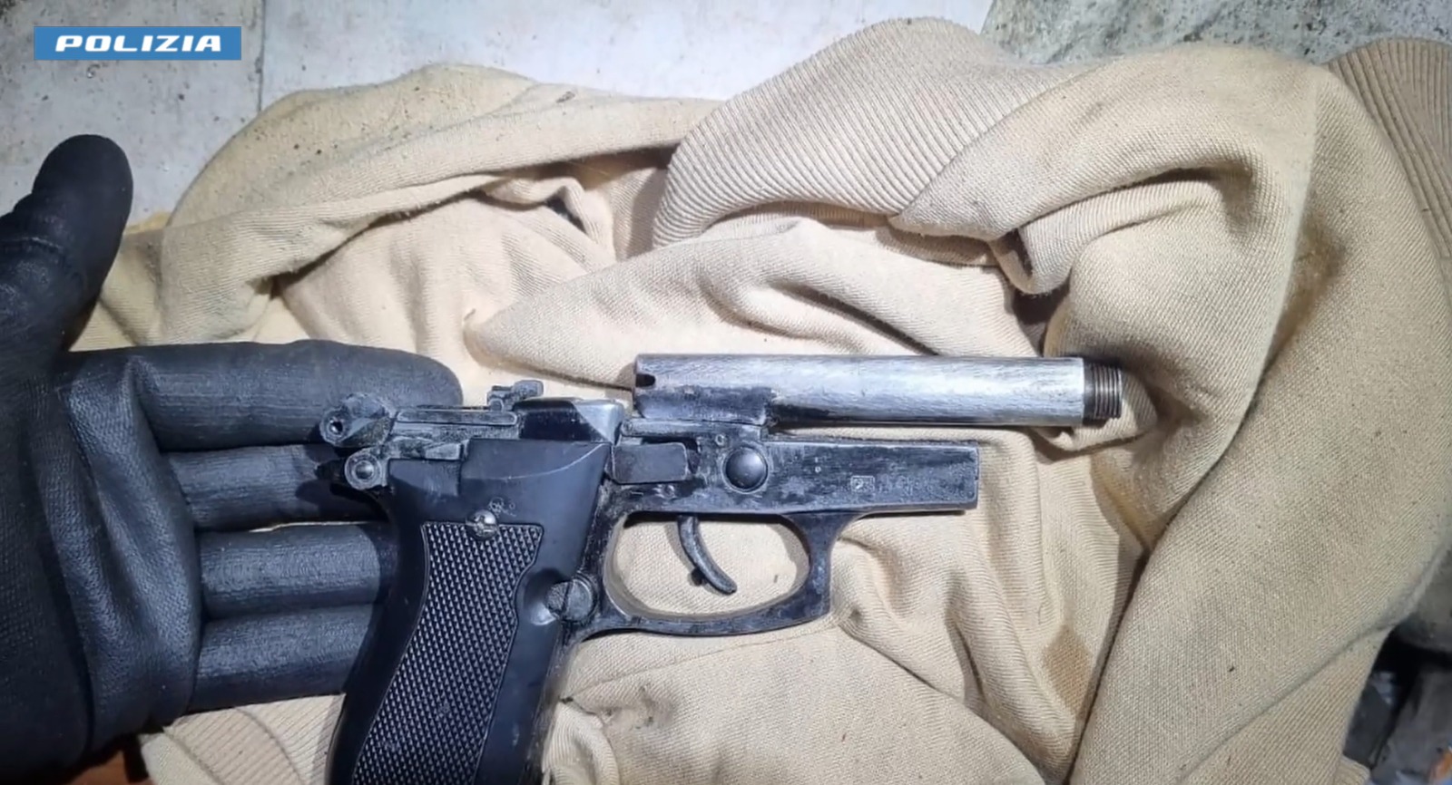 Maxi operazione allo Zen di Palermo: armi, munizioni e droga sequestrate Maxi operazione allo Zen di Palermo: armi, munizioni e droga sequestrate