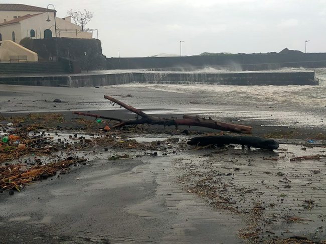 Maltempo Acireale, situazione in peggioramento. Il sindaco: “State lontani da porti e lungomari”