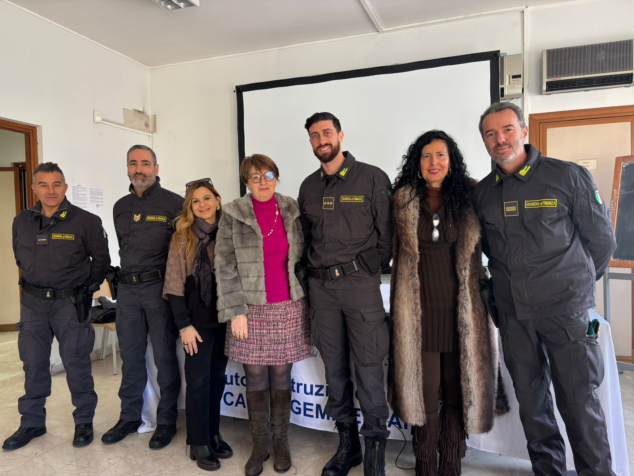 Legalità, impegno e futuro: le classi quinte del “Gemmellaro” incontrano la Guardia di Finanza Legalità, impegno e futuro: le classi quinte del “Gemmellaro” incontrano la Guardia di Finanza