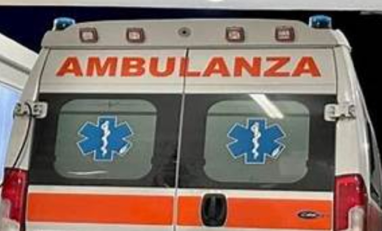 Incidente ad Agrigento, camion e ambulanza si scontrano violentemente: 3 feriti