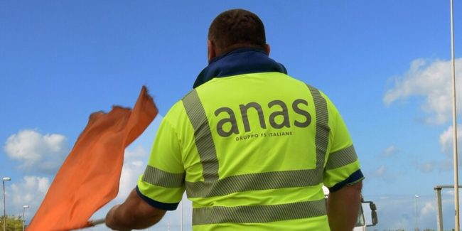Crollo di intonaco da un cavalcavia: traffico in tilt sulla A29 tra Carini e Capaci