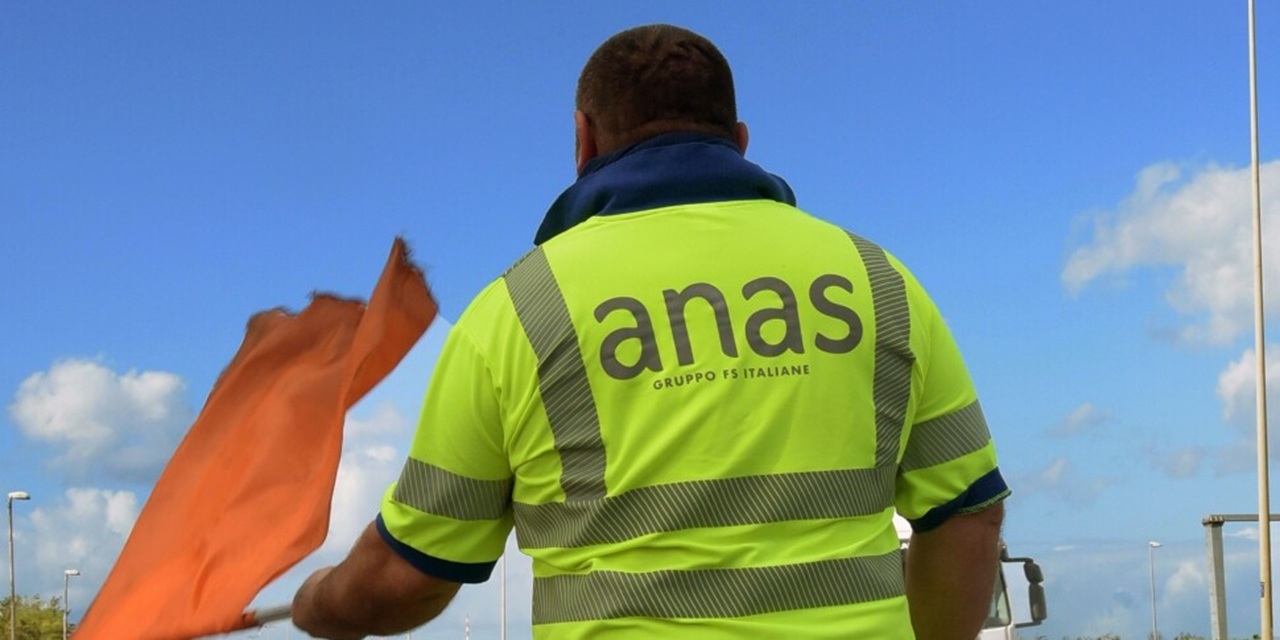 Crollo di intonaco da un cavalcavia: traffico in tilt sulla A29 tra Carini e Capaci Crollo di intonaco da un cavalcavia: traffico in tilt sulla A29 tra Carini e Capaci