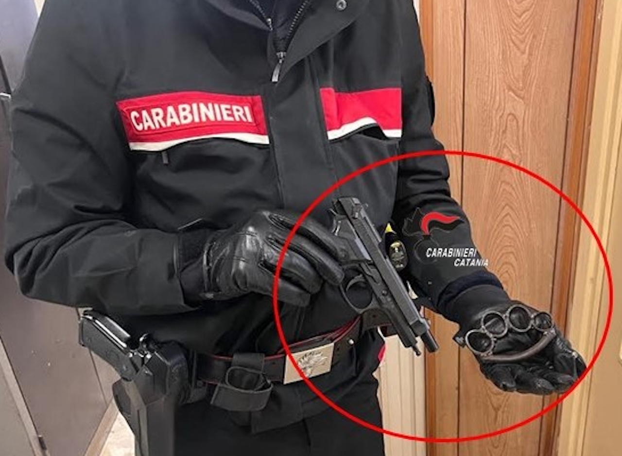 Trovato in possesso di tirapugni e pistola scacciacani: nei guai a Catania un 24enne