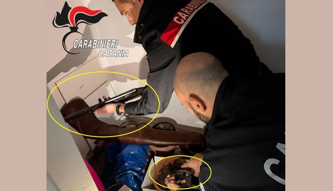 Infastidito dal rumore spara colpi di pistola contro un negozio ad Acireale: arrestato 59enne