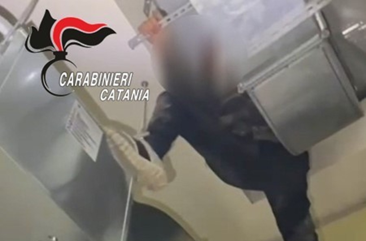 Evade dai domiciliari e tenta un furto: rocambolesca fuga sui tetti a Catania, arrestato 53enne