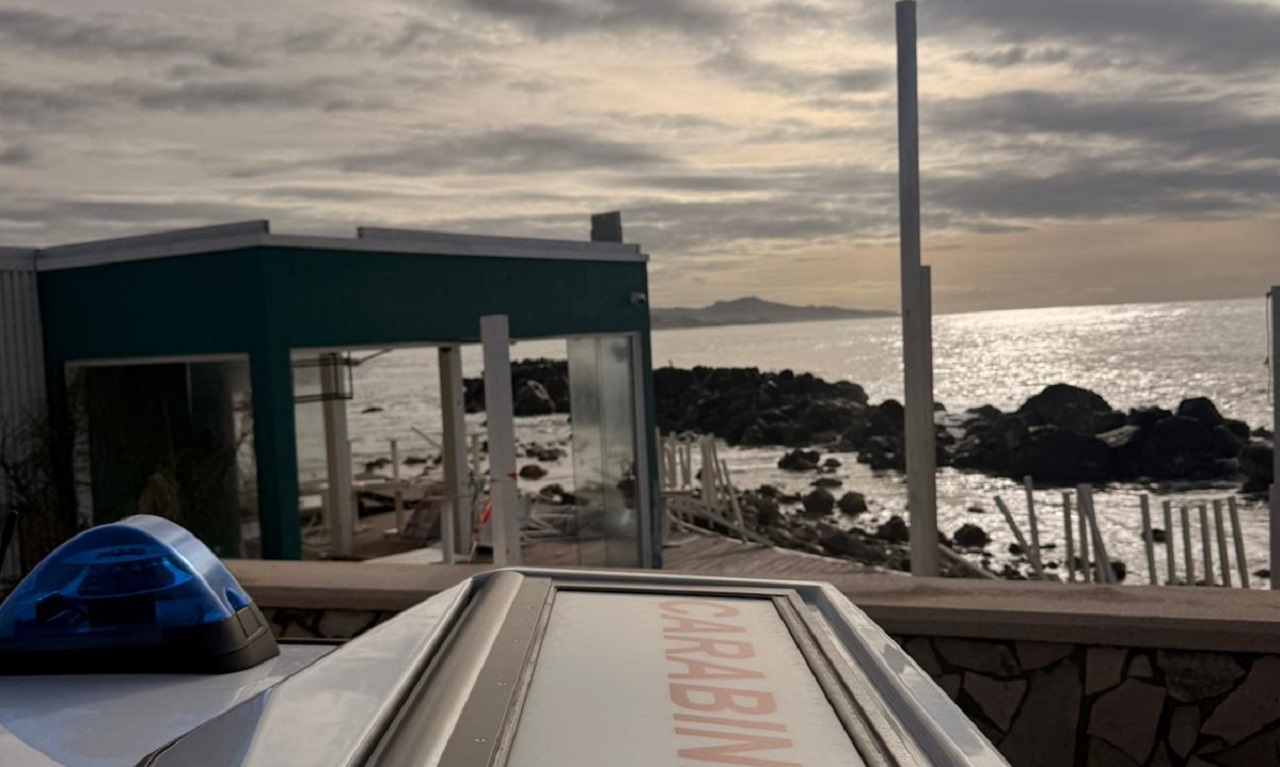 San Leone, due giovani “sospetti” sorpresi a rubare in un locale danneggiato dal ciclone Harry San Leone, due giovani “sospetti” sorpresi a rubare in un locale danneggiato dal ciclone Harry