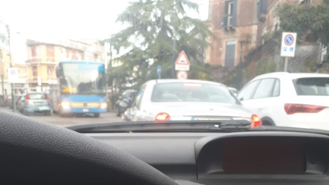 Autobus in contromano a San Gregorio di Catania