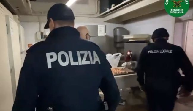Blatte, insetti nella farina e cibo scaduto: chiuso un bar in zona piazza Risorgimento