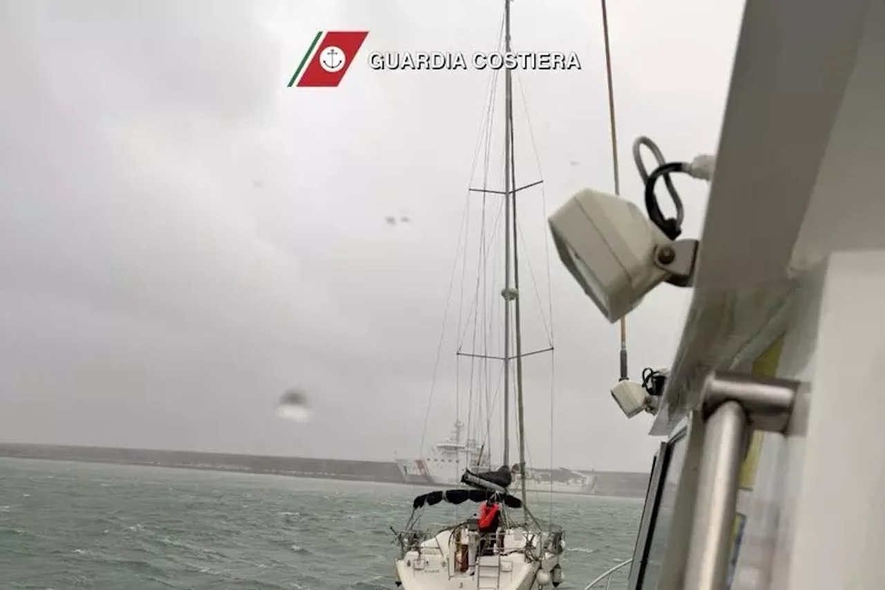 Maltempo a Catania, barca a vela alla deriva nel porto: intervento della Guardia Costiera Maltempo a Catania, barca a vela alla deriva nel porto: intervento della Guardia Costiera