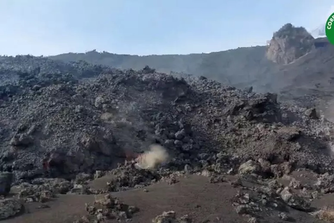 Etna, non si ferma la colata lavica nella Valle Del Bove: raggiunta quota 1.360 metri