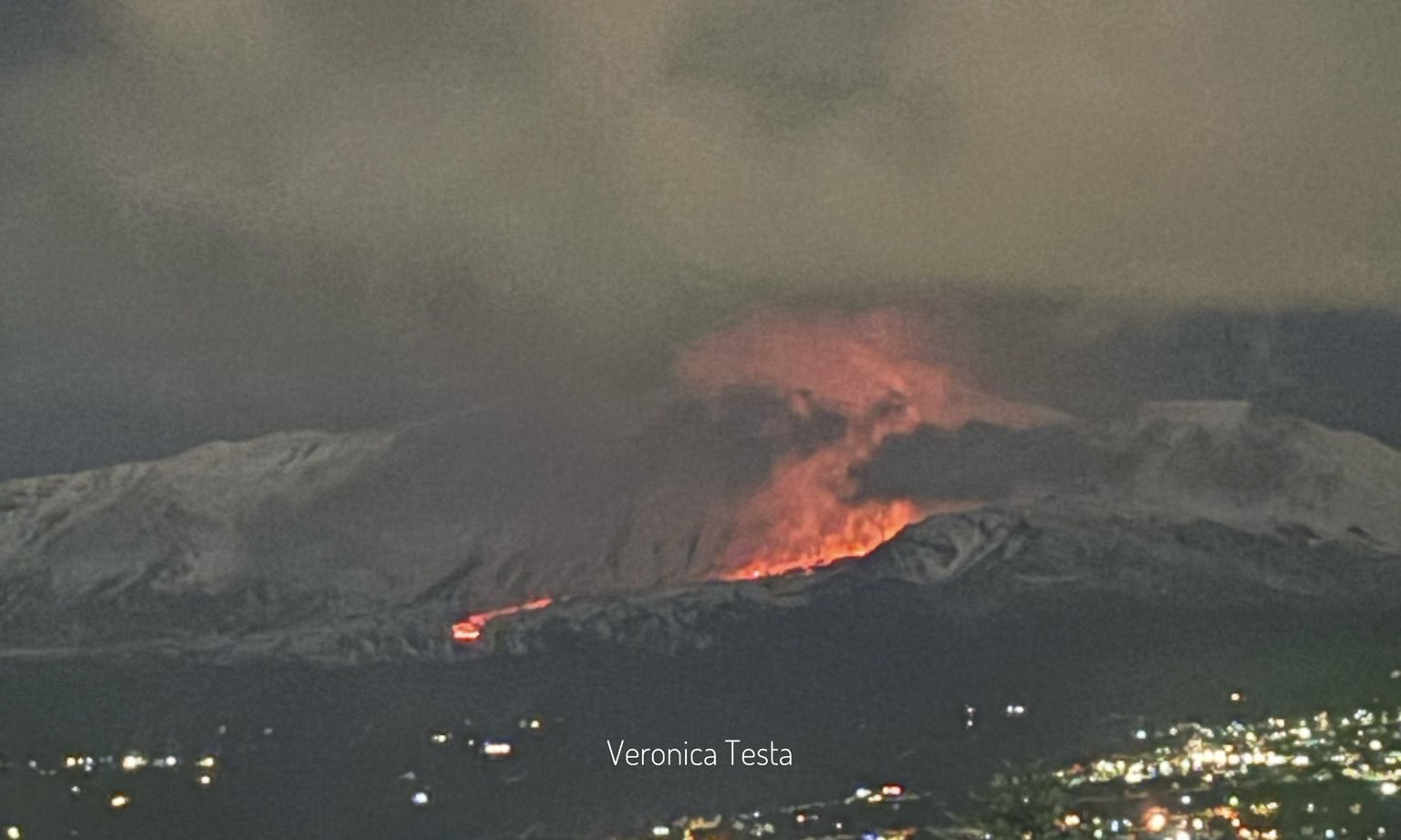Eruzione Etna, attività effusiva all’interno della Valle del Bove
