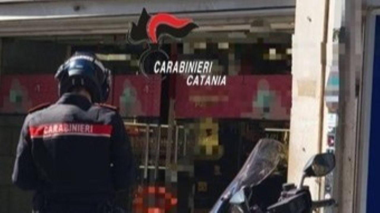 Shopping “a costo zero” di vestiti finisce male per un 21enne: arrestato