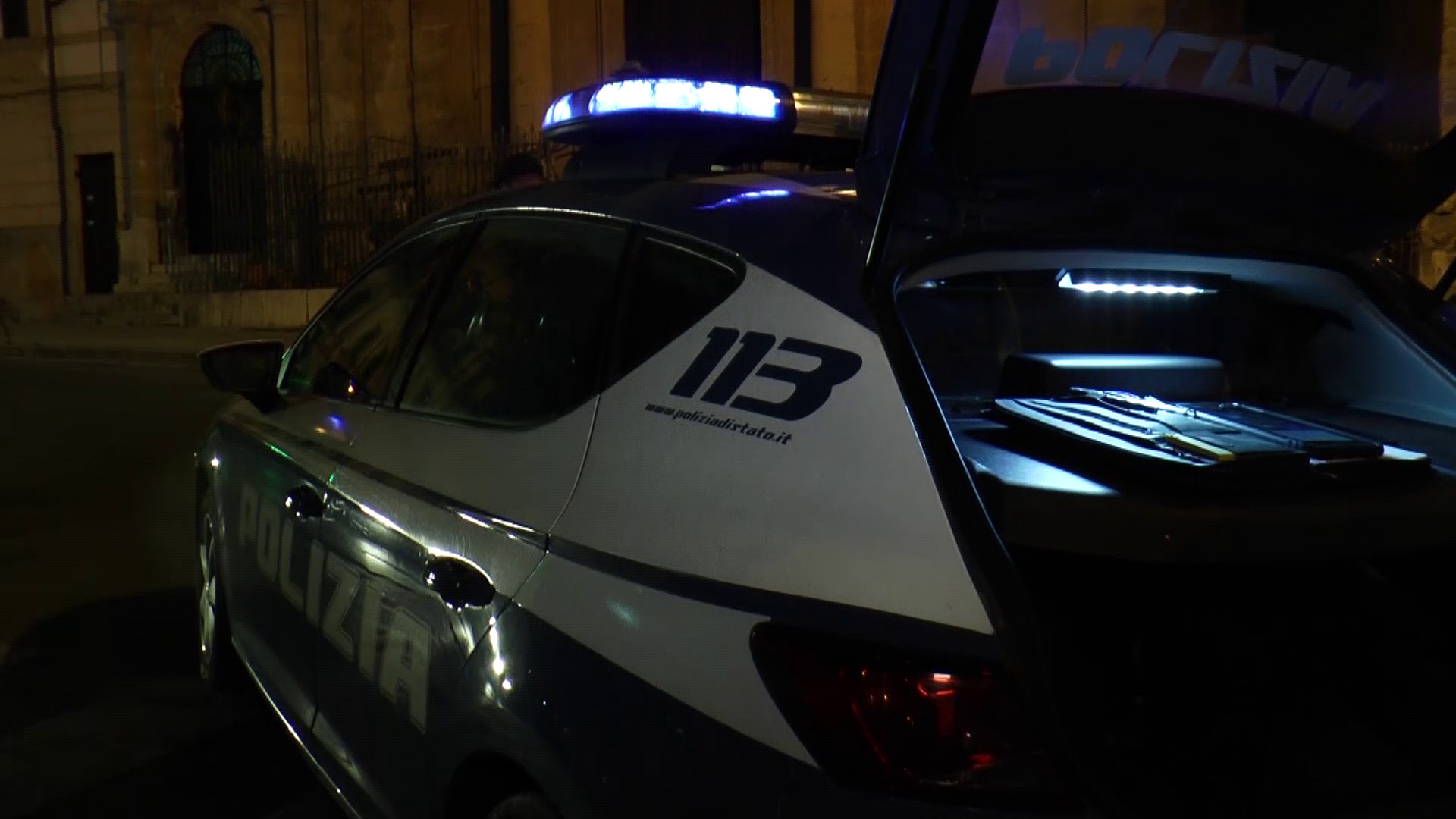 Palermo, dà fuoco alla porta di casa della moglie: arrestato