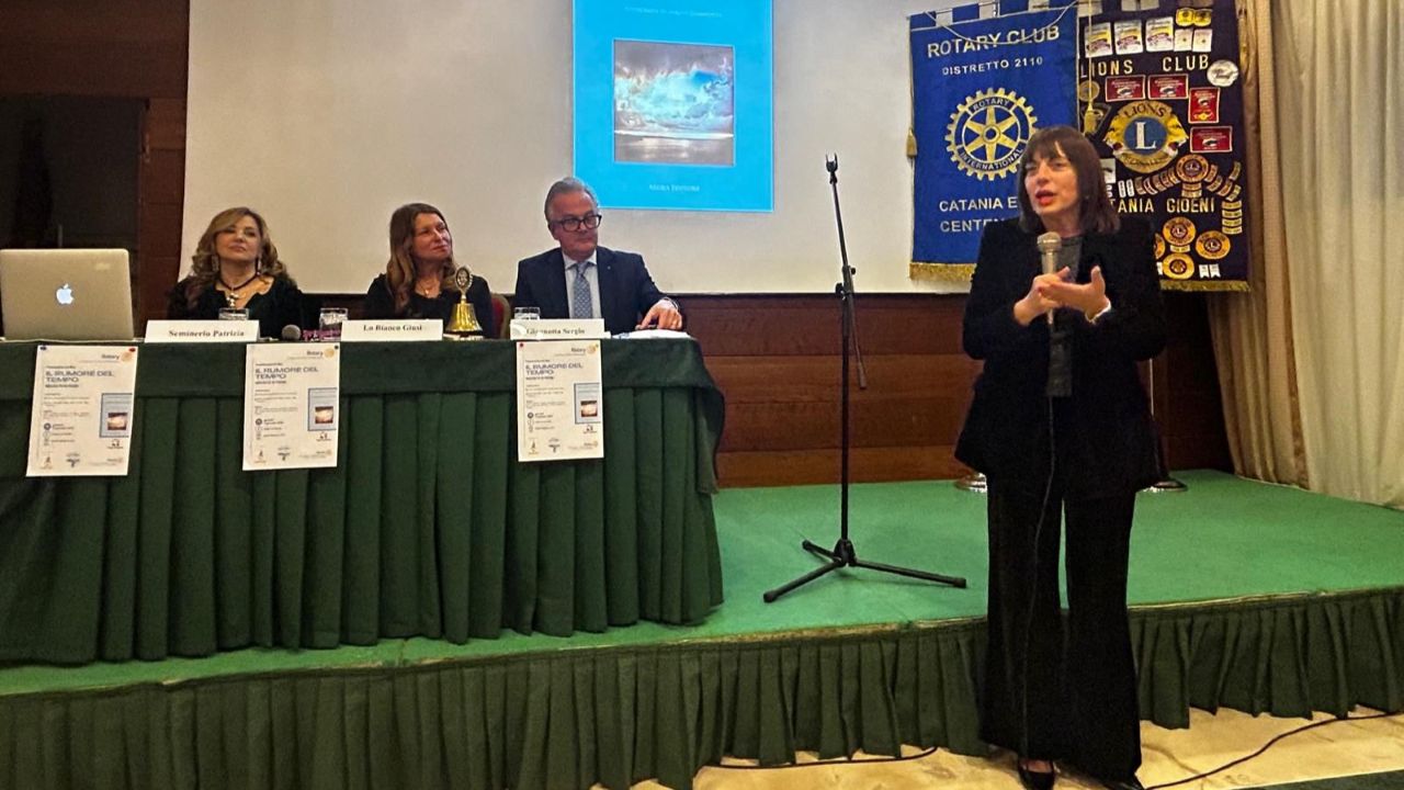 Il tempo che parla: emozioni e memoria nella serata dedicata a “Il rumore del tempo”, raccolta di poesie di Patrizia Gabriella Seminerio Il tempo che parla: emozioni e memoria nella serata dedicata a “Il rumore del tempo”, raccolta di poesie di Patrizia Gabriella Seminerio