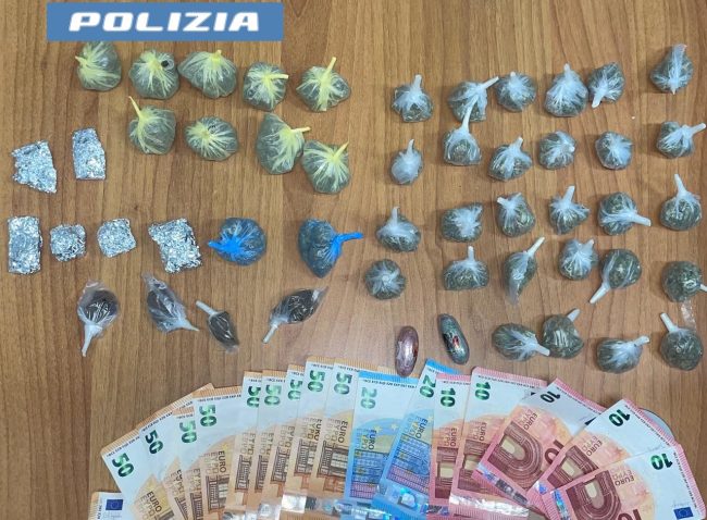 Catania, pusher 37enne arrestato con un “campionario” di droga su uno scooter