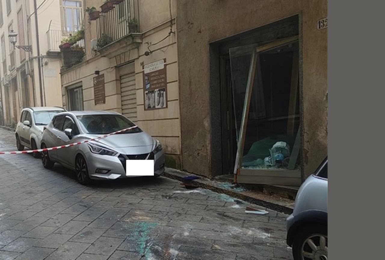 Ladri in fuga con la cassaforte dopo il colpo in una gioielleria di Enna