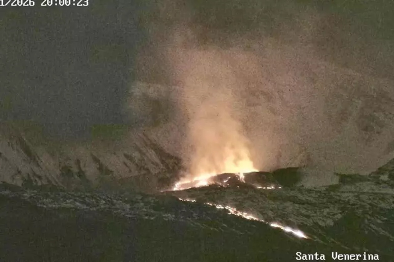 Etna, il vulcanologo Behncke: “Colata spettacolare ma distante dai centri abitati”
