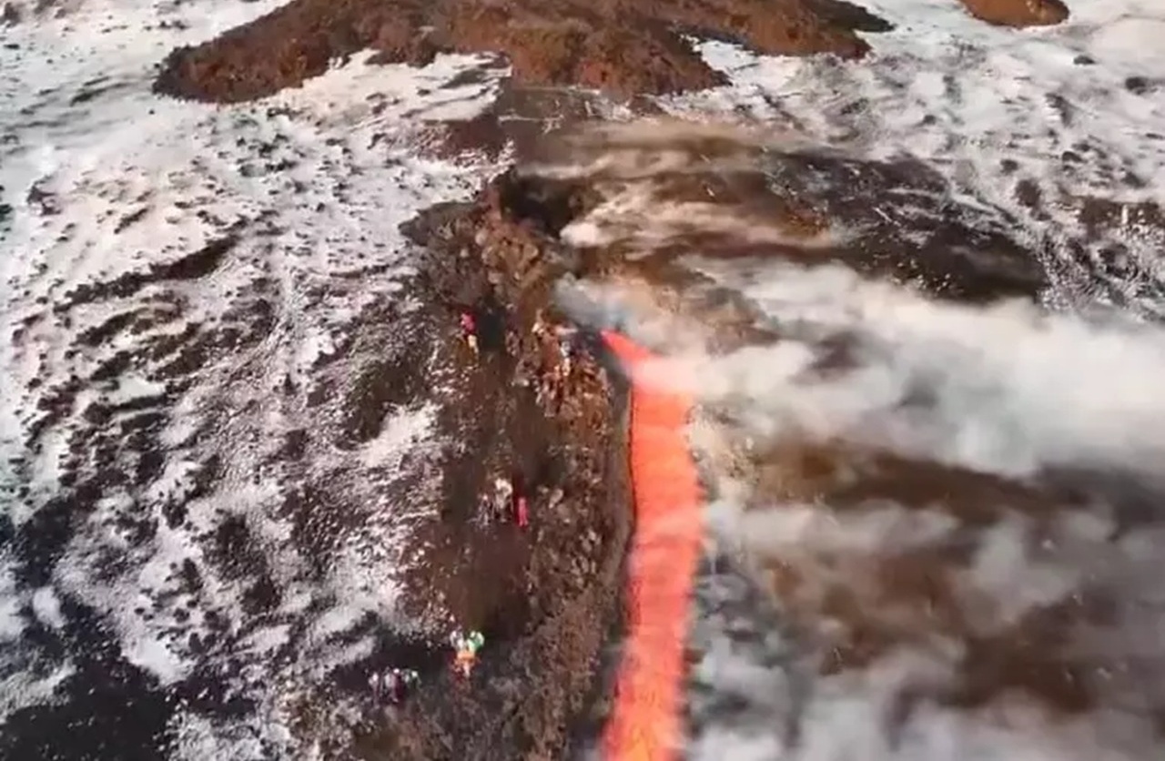 Etna, colata lavica nella Valle del Bove: il fronte raggiunge quota 1.580 metri