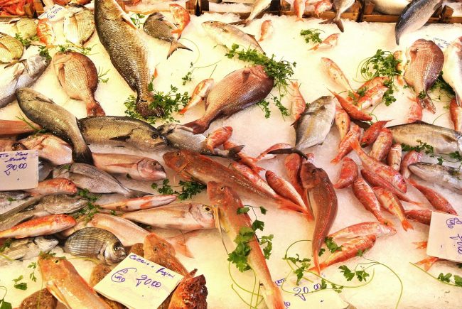 Licata, maxi-sequestro di alimenti non tracciati o mal conservati: sanzioni per oltre 20 venditori ambulanti