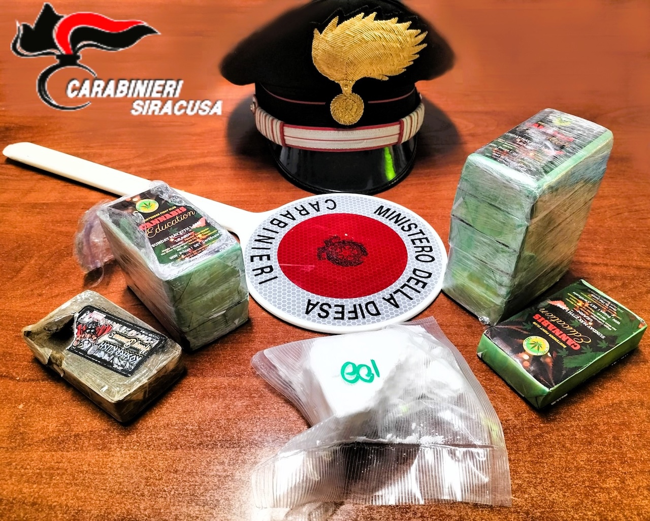 Pachino, in auto con un chilo di hashish e 105 grammi di cocaina