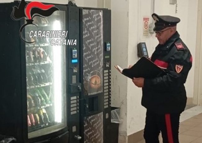 Armato di cacciavite e chiavi prova a scassinare il distributore di un ospedale nel Catanese